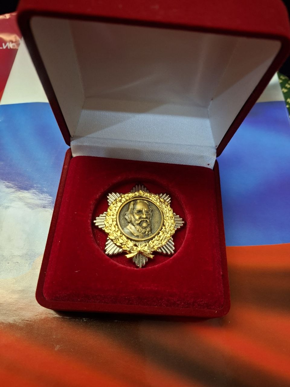 Звезда имени И. И. Мечникова в наградном футляре